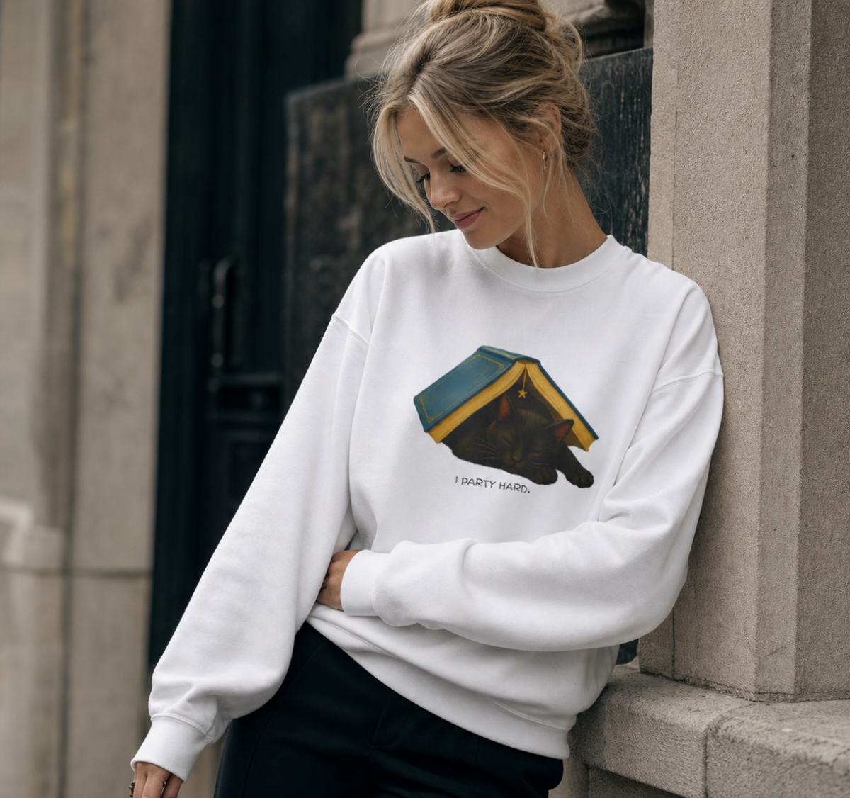 I Party Hard | Cozy Black Cat, Readers Sweatshirt